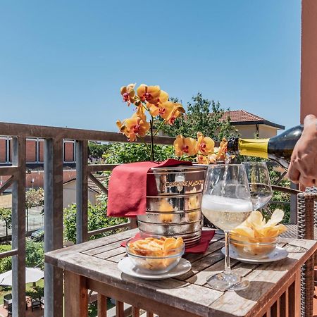 Hotel Gabrini Марина-ді-Масса Екстер'єр фото