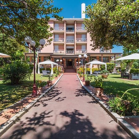 Hotel Gabrini Марина-ді-Масса Екстер'єр фото