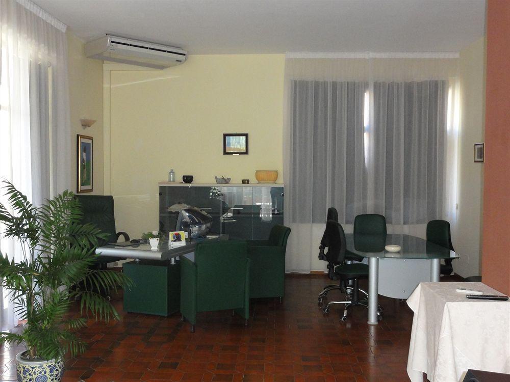 Hotel Gabrini Марина-ді-Масса Екстер'єр фото