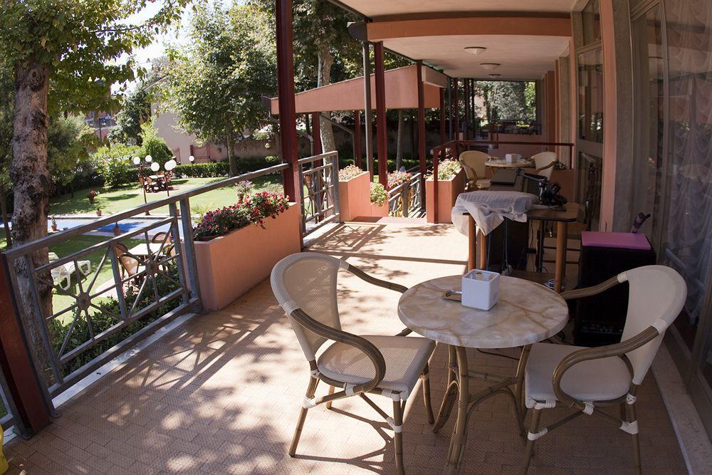 Hotel Gabrini Марина-ді-Масса Екстер'єр фото