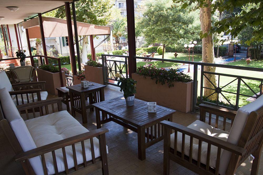 Hotel Gabrini Марина-ді-Масса Екстер'єр фото