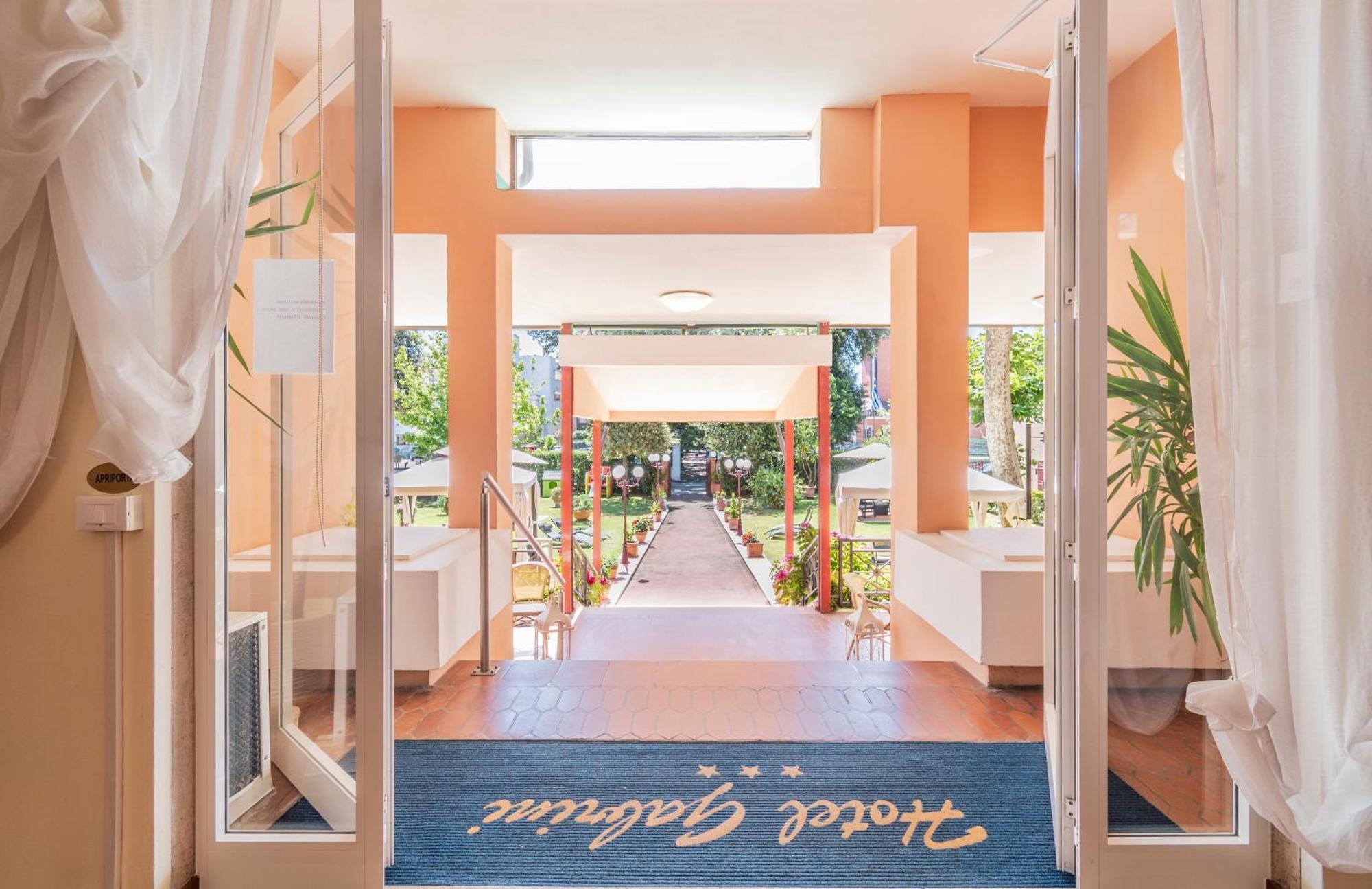 Hotel Gabrini Марина-ді-Масса Екстер'єр фото