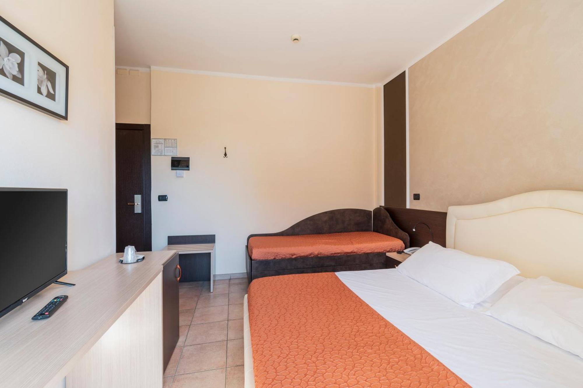 Hotel Gabrini Марина-ді-Масса Екстер'єр фото