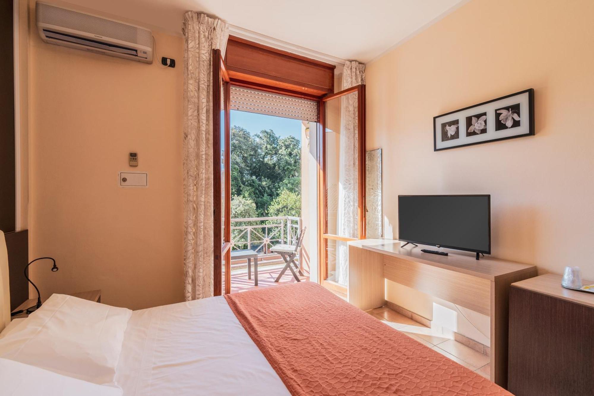 Hotel Gabrini Марина-ді-Масса Екстер'єр фото