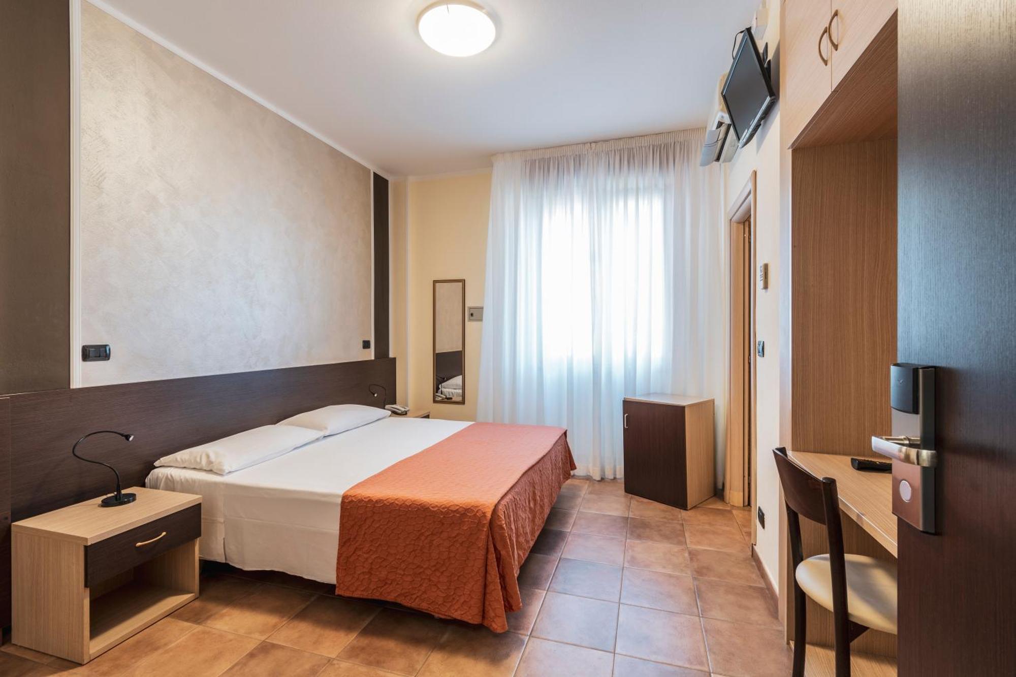 Hotel Gabrini Марина-ді-Масса Екстер'єр фото