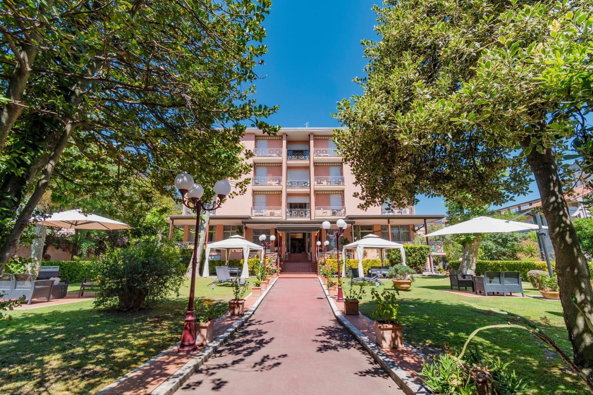 Hotel Gabrini Марина-ді-Масса Екстер'єр фото