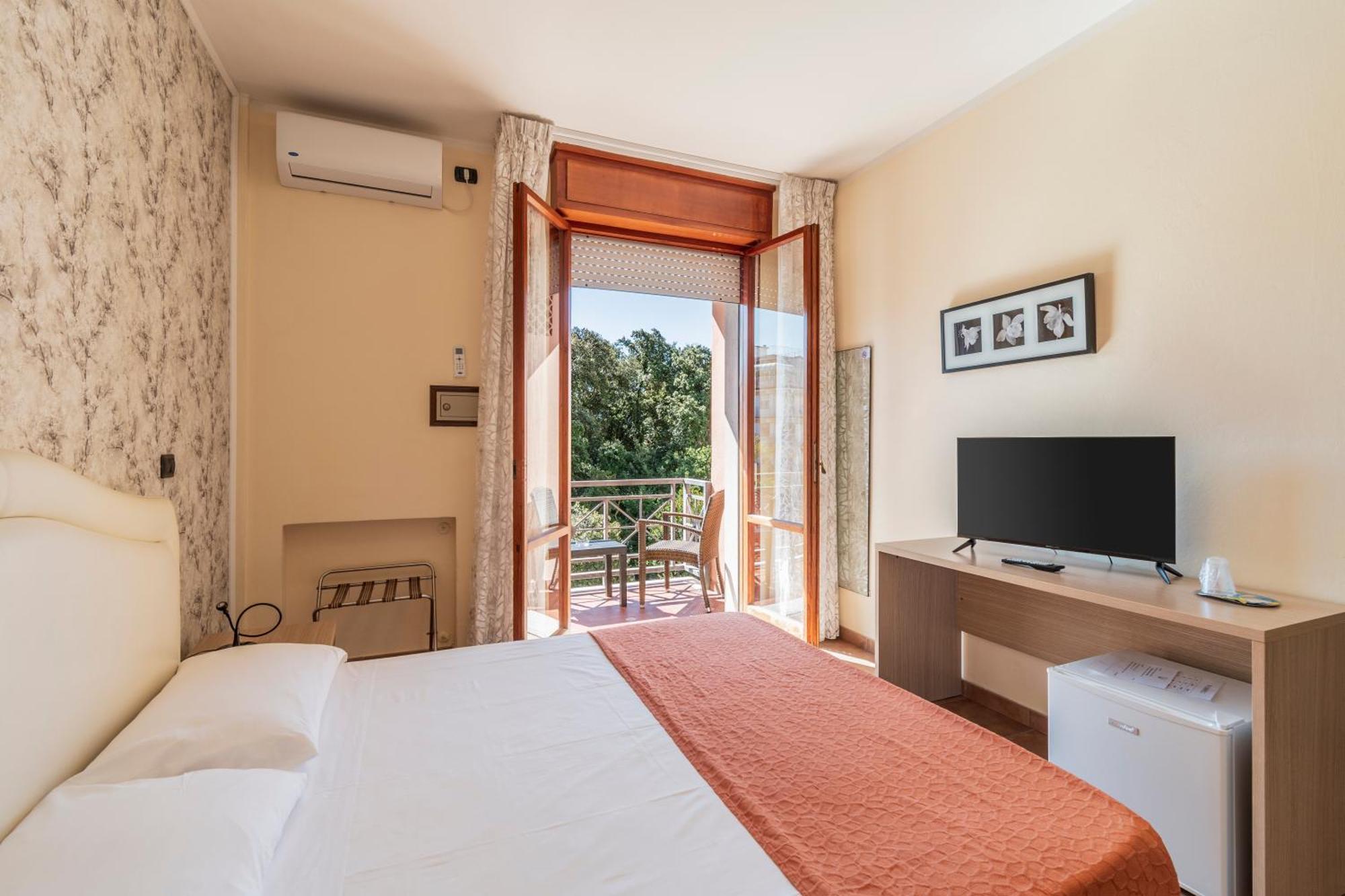 Hotel Gabrini Марина-ді-Масса Екстер'єр фото
