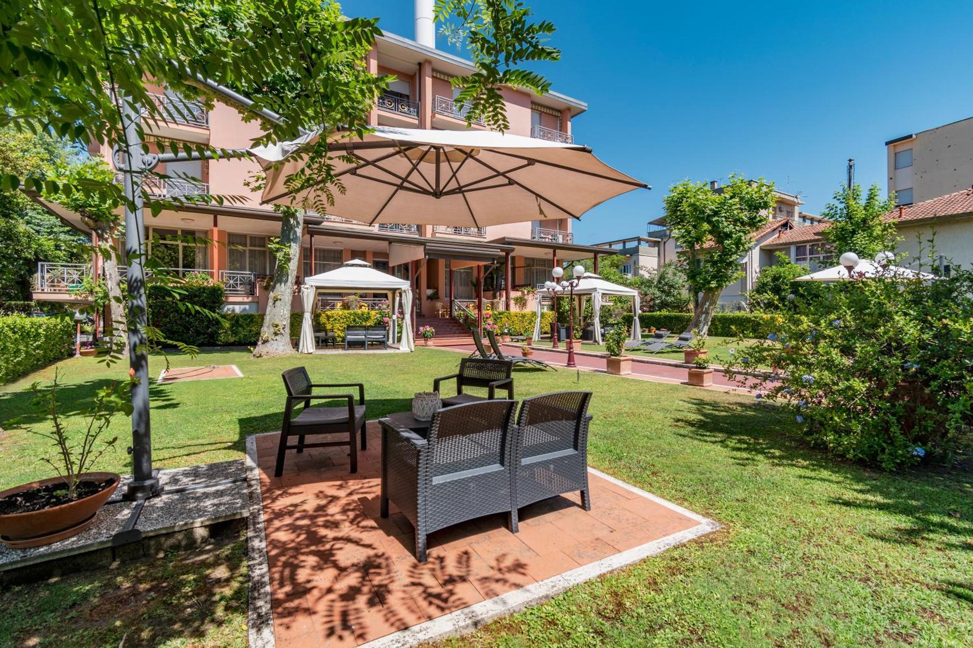 Hotel Gabrini Марина-ді-Масса Екстер'єр фото