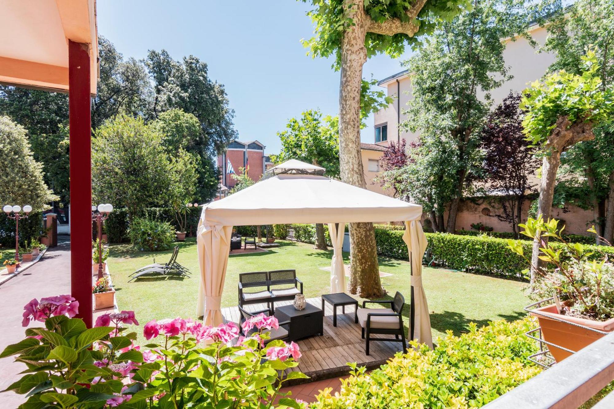 Hotel Gabrini Марина-ді-Масса Екстер'єр фото