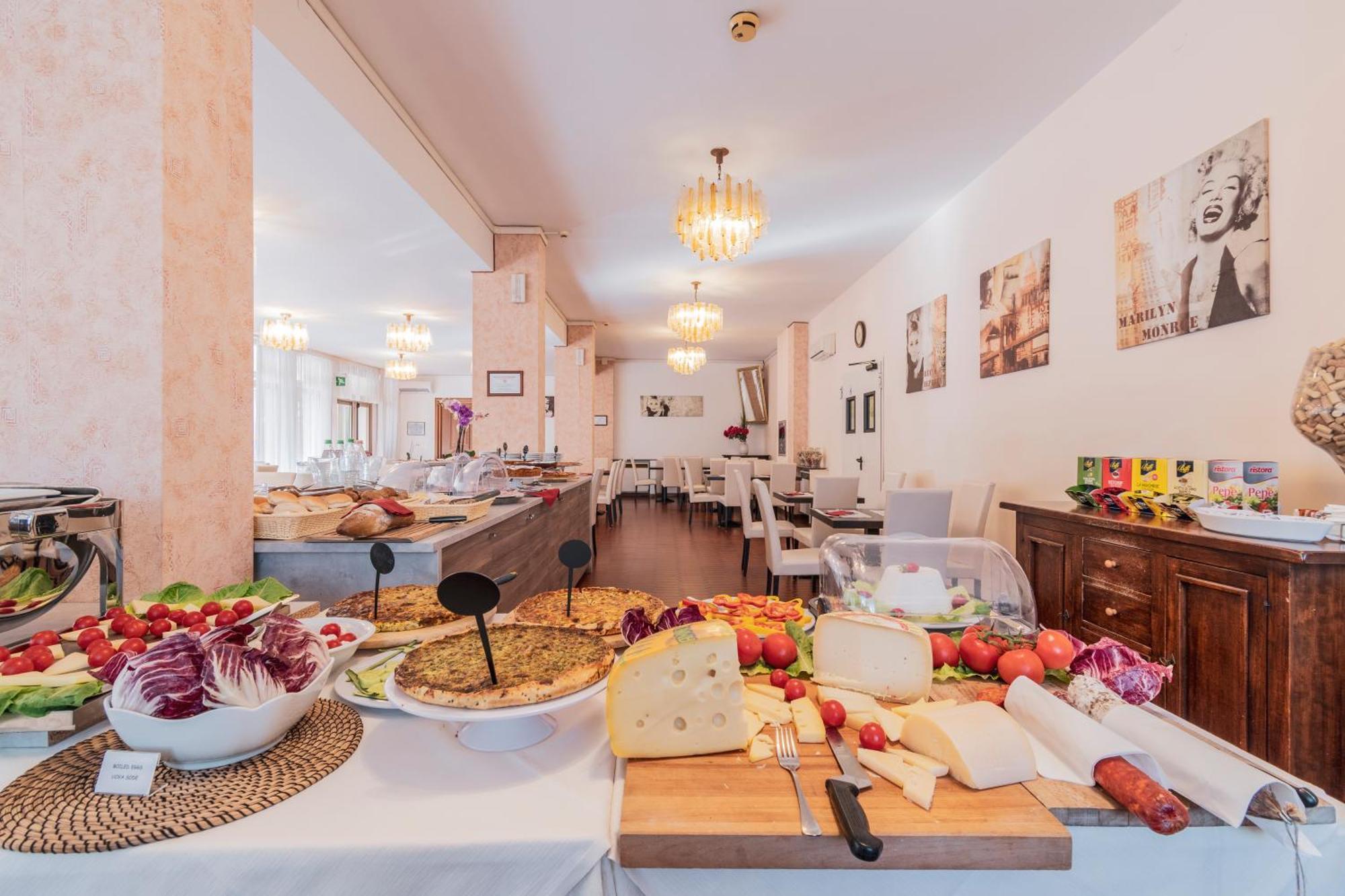 Hotel Gabrini Марина-ді-Масса Екстер'єр фото