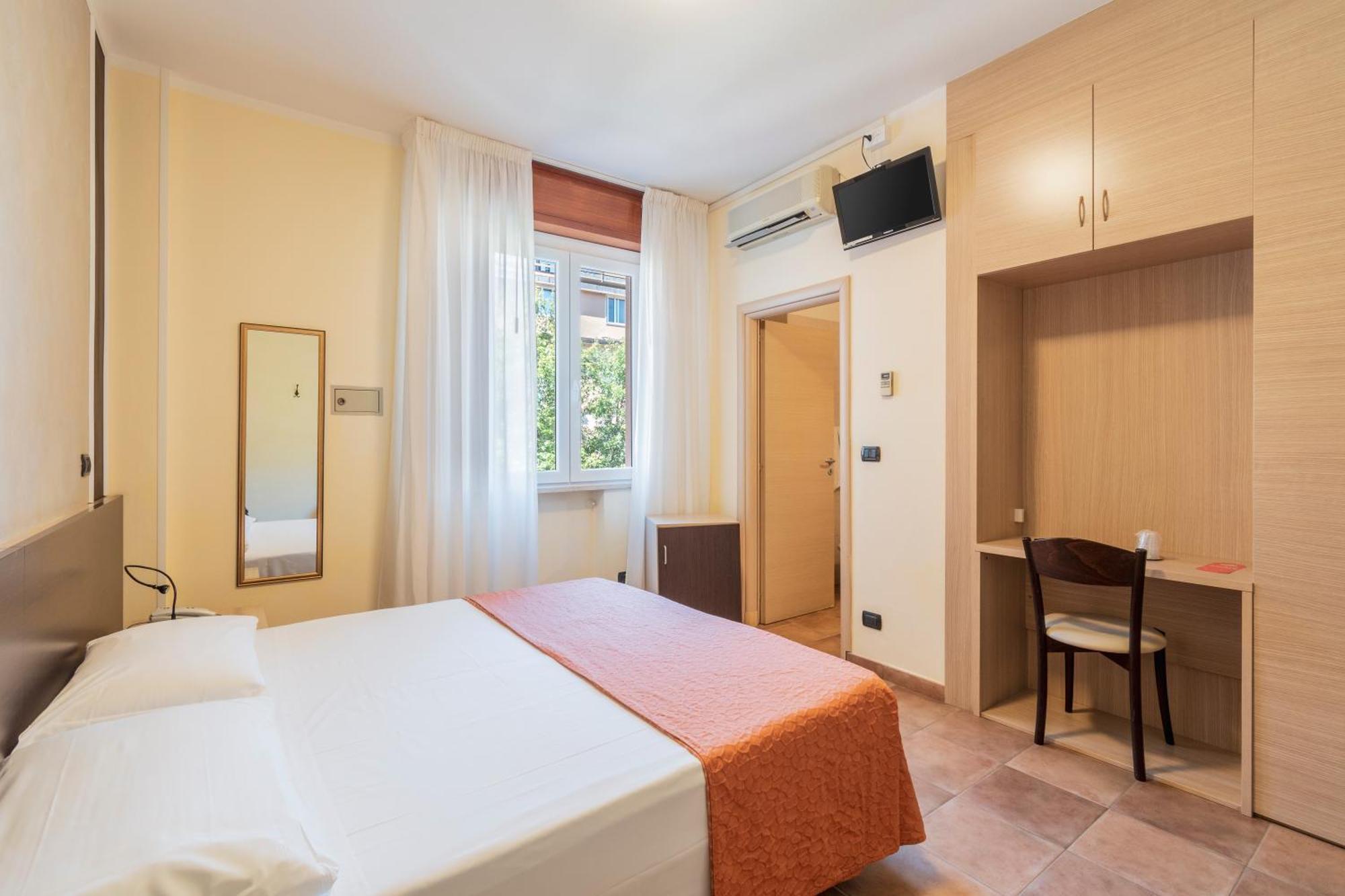 Hotel Gabrini Марина-ді-Масса Екстер'єр фото