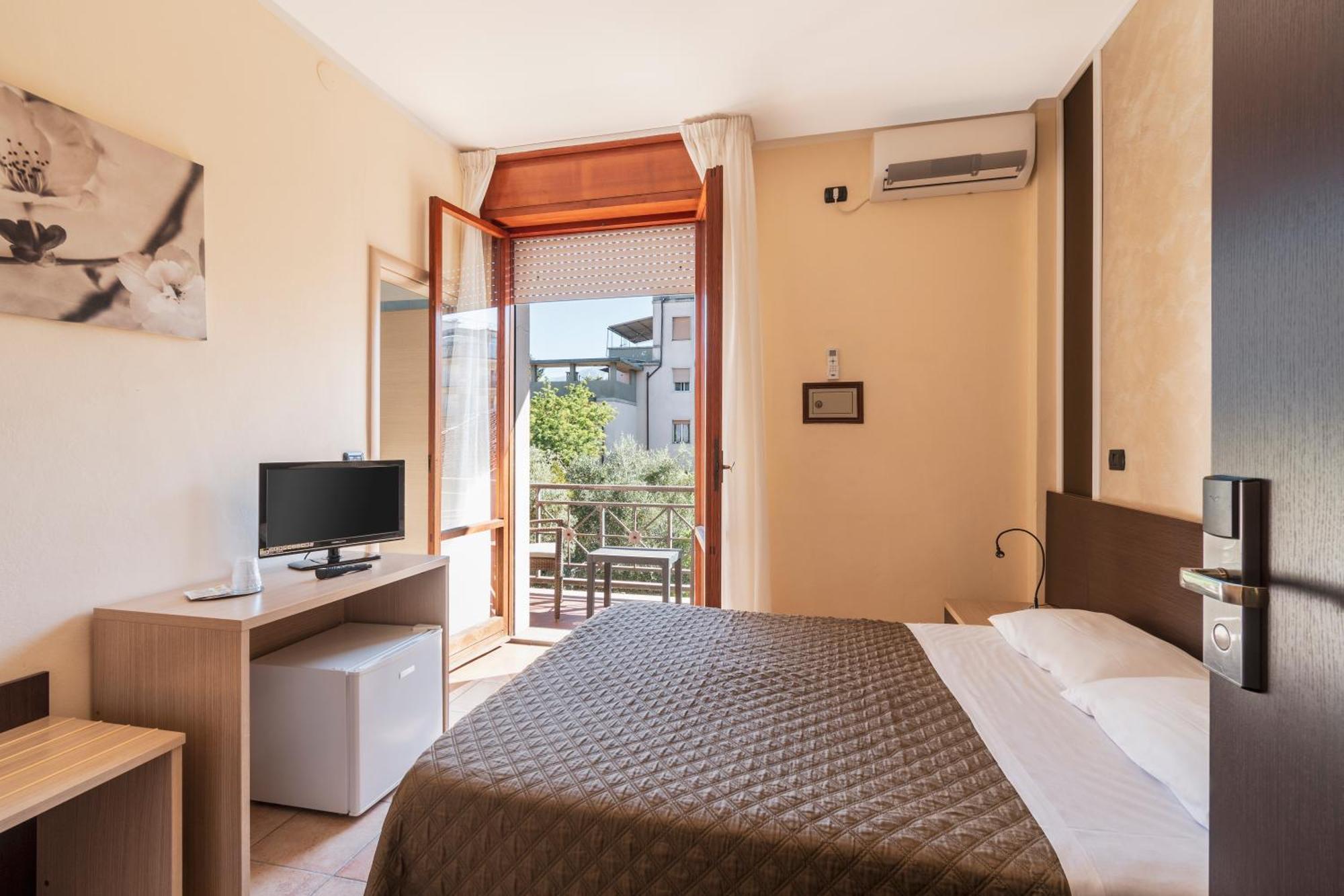 Hotel Gabrini Марина-ді-Масса Екстер'єр фото