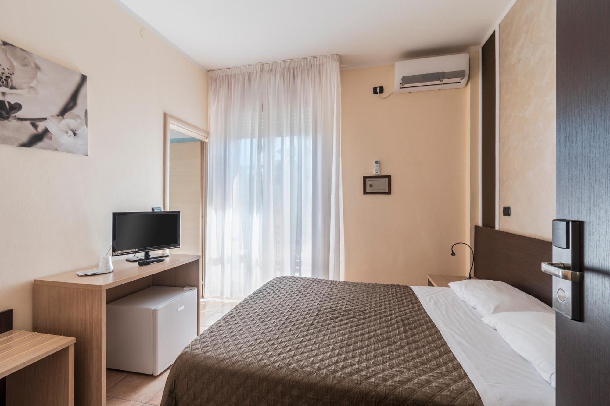 Hotel Gabrini Марина-ді-Масса Екстер'єр фото