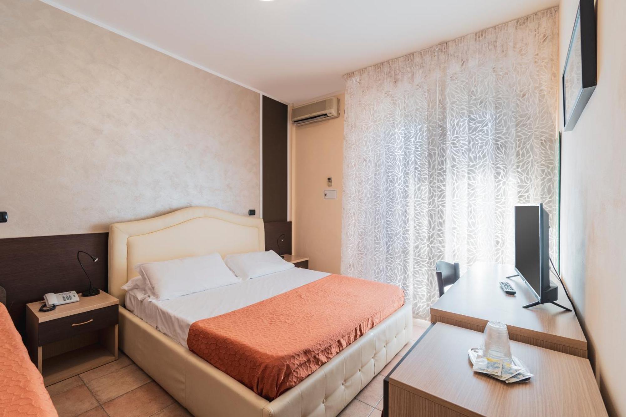 Hotel Gabrini Марина-ді-Масса Екстер'єр фото