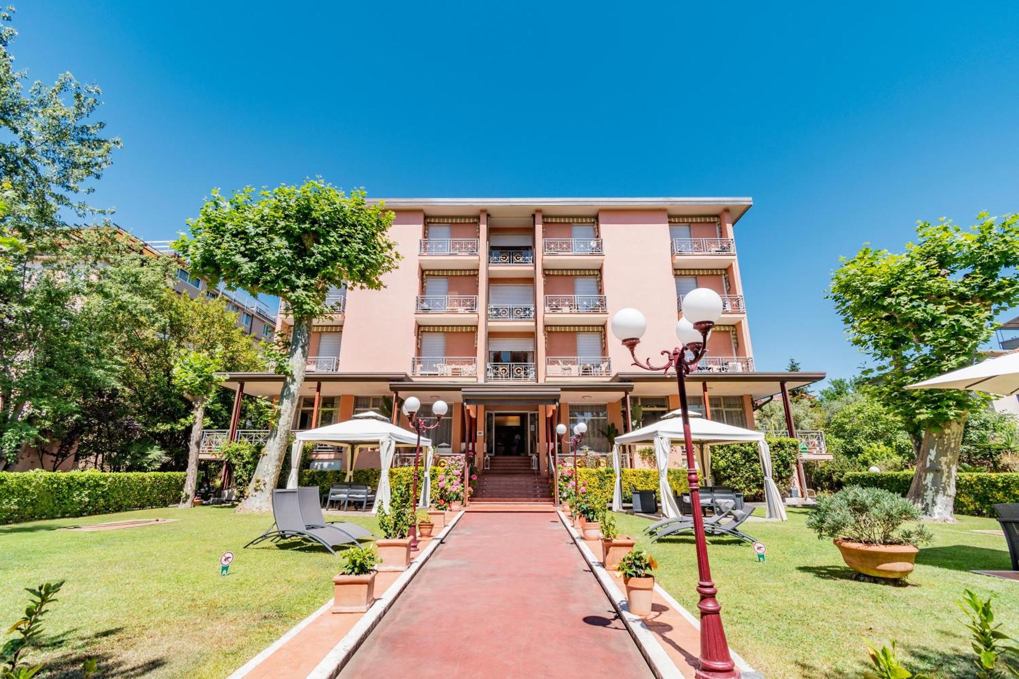 Hotel Gabrini Марина-ді-Масса Екстер'єр фото