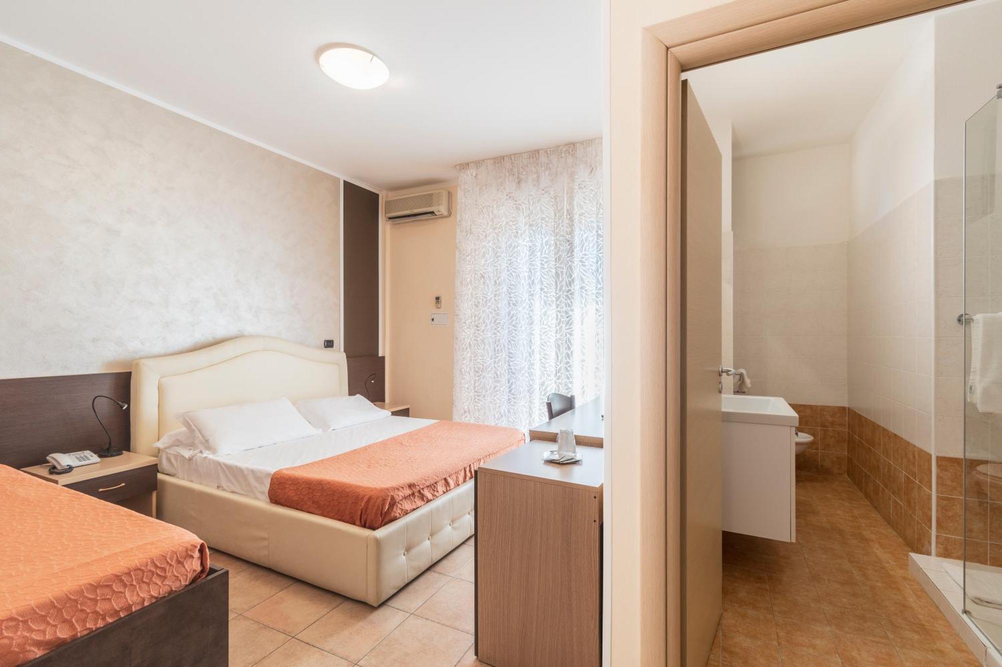 Hotel Gabrini Марина-ді-Масса Екстер'єр фото