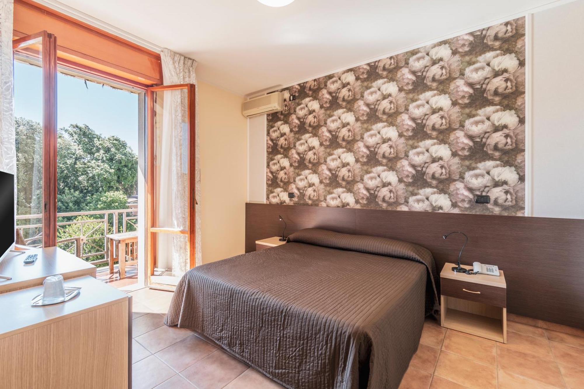 Hotel Gabrini Марина-ді-Масса Екстер'єр фото