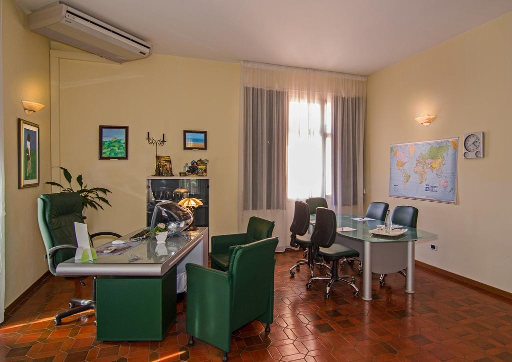 Hotel Gabrini Марина-ді-Масса Екстер'єр фото