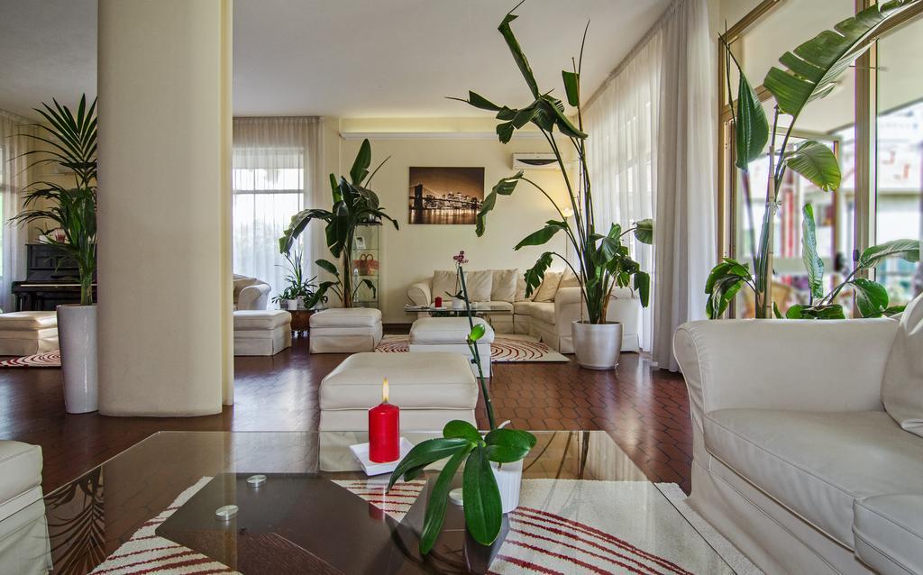 Hotel Gabrini Марина-ді-Масса Екстер'єр фото