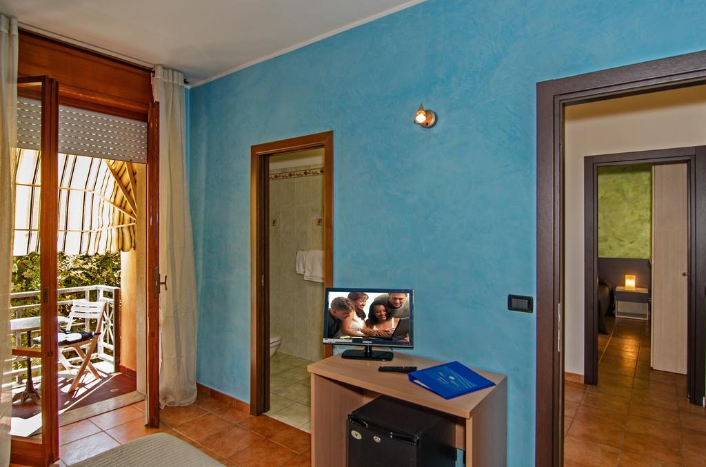 Hotel Gabrini Марина-ді-Масса Екстер'єр фото