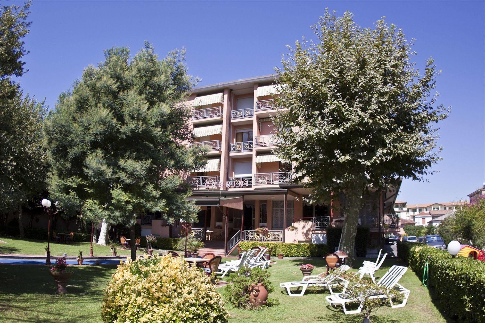 Hotel Gabrini Марина-ді-Масса Екстер'єр фото