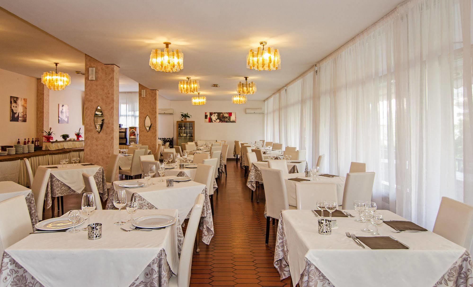Hotel Gabrini Марина-ді-Масса Екстер'єр фото
