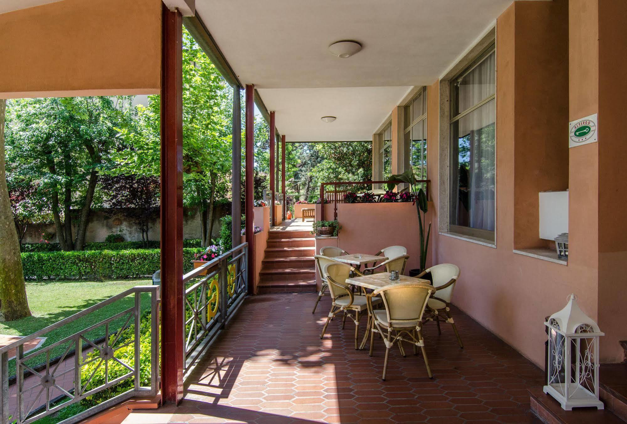 Hotel Gabrini Марина-ді-Масса Екстер'єр фото