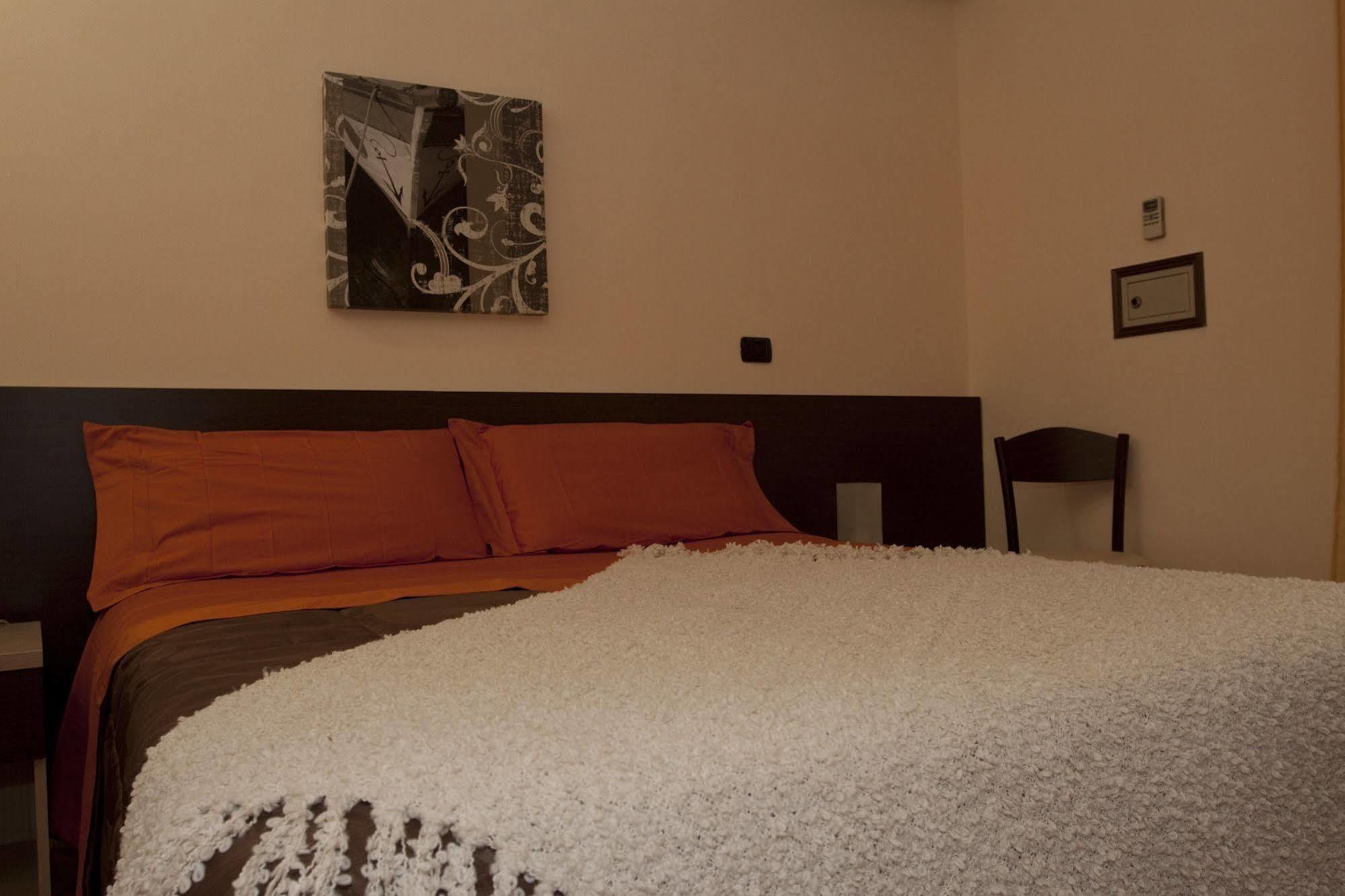 Hotel Gabrini Марина-ді-Масса Екстер'єр фото