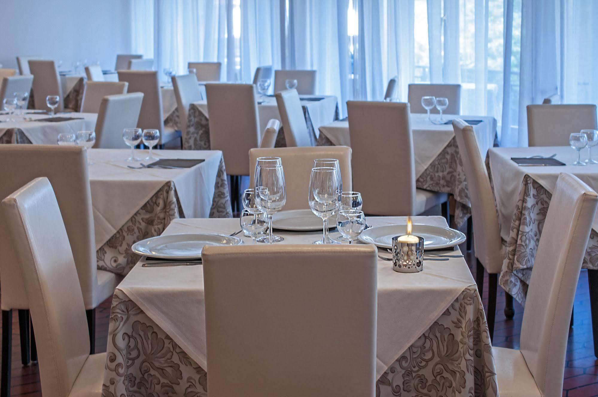 Hotel Gabrini Марина-ді-Масса Екстер'єр фото