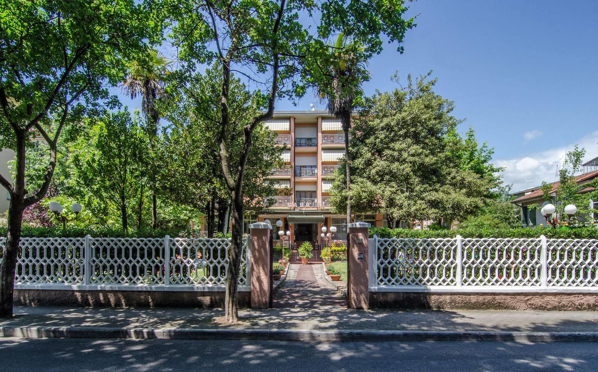 Hotel Gabrini Марина-ді-Масса Екстер'єр фото